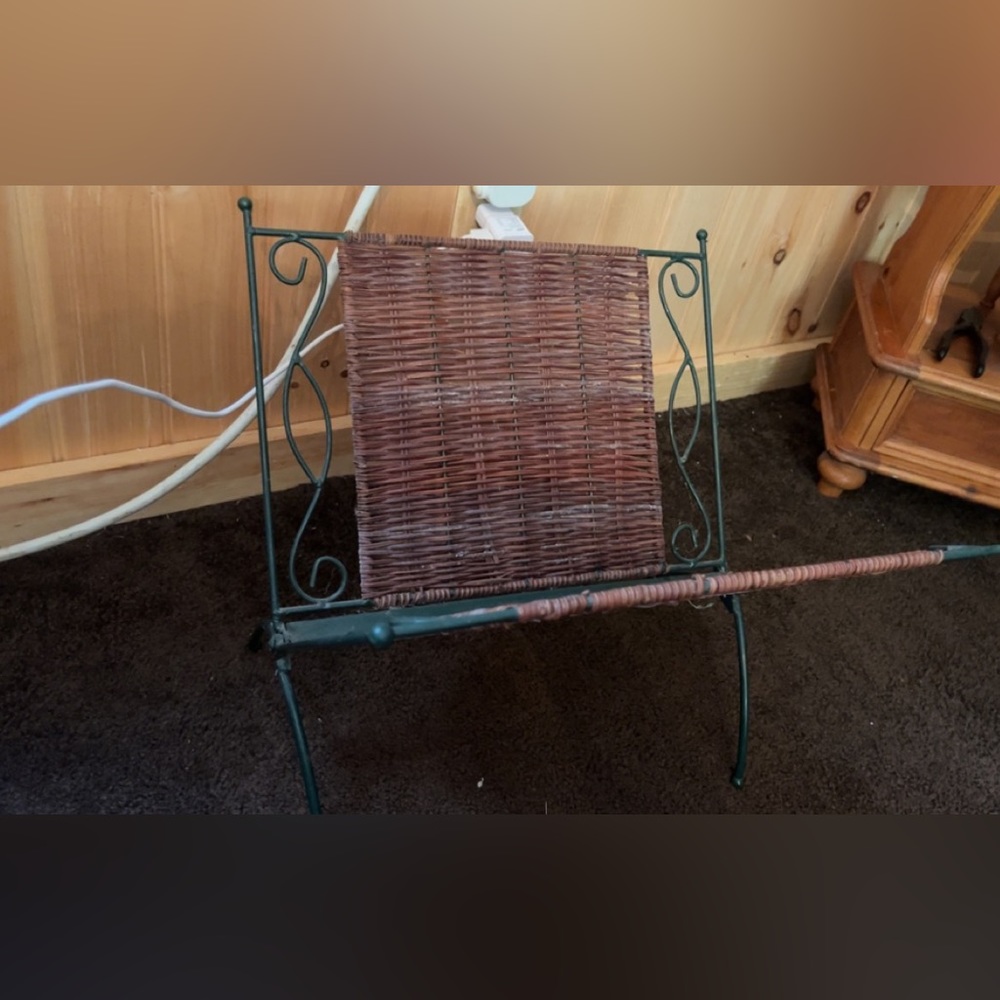 Magazine/book holder